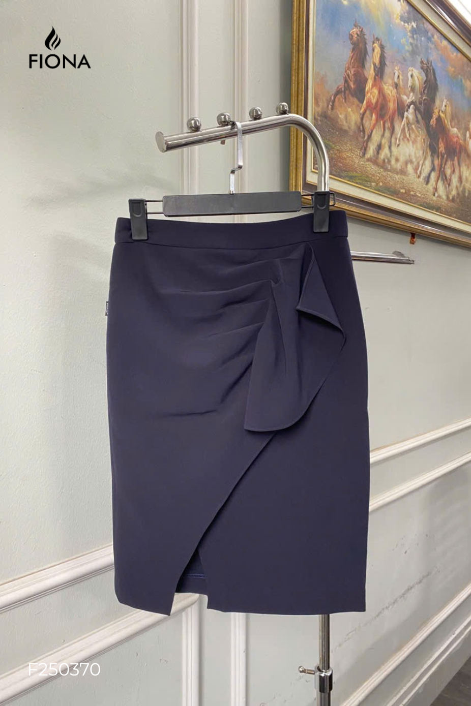 Chân váy ôm, thân trước xếp ly