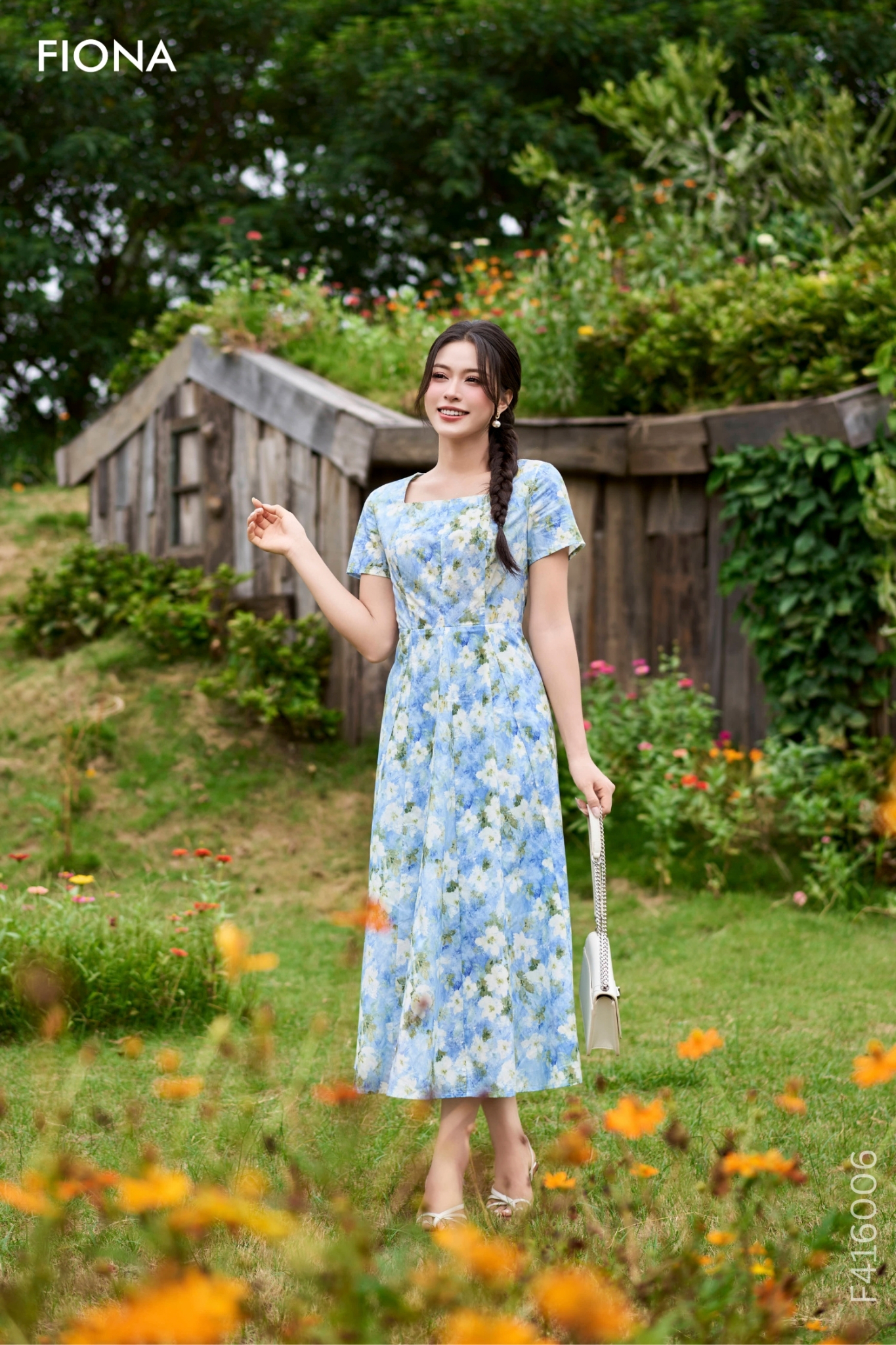 Đầm hoa dáng xòe, cổ vuông, tay ngắn