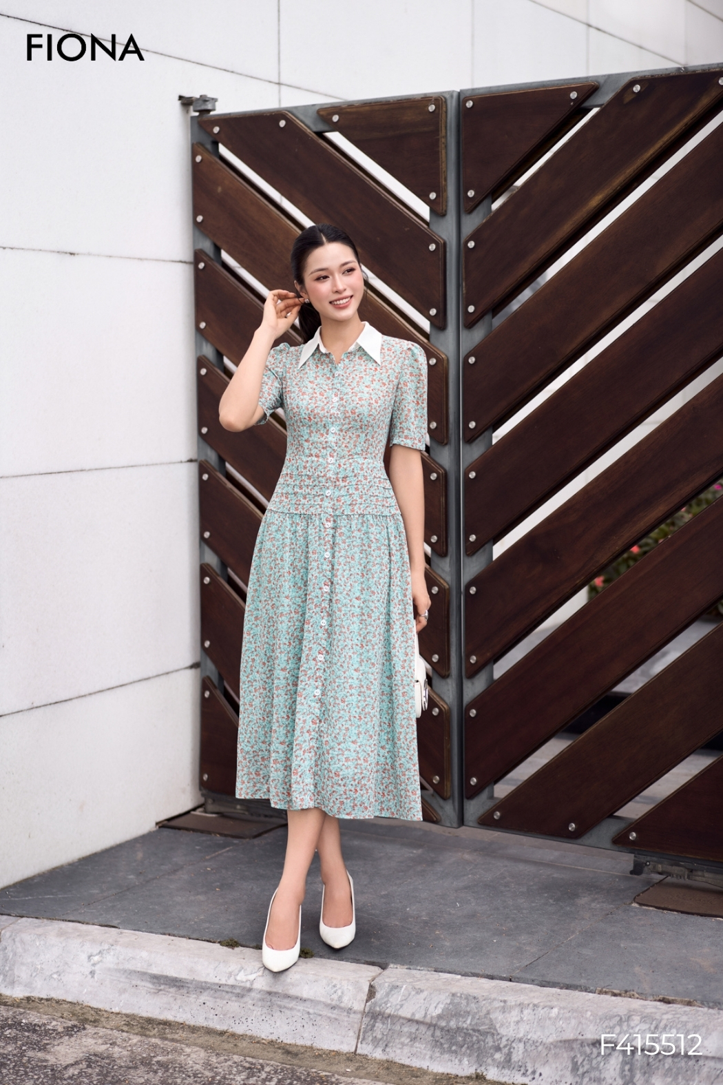 Đầm hoa nhí dáng xòe, cổ phối màu, tay ngắn