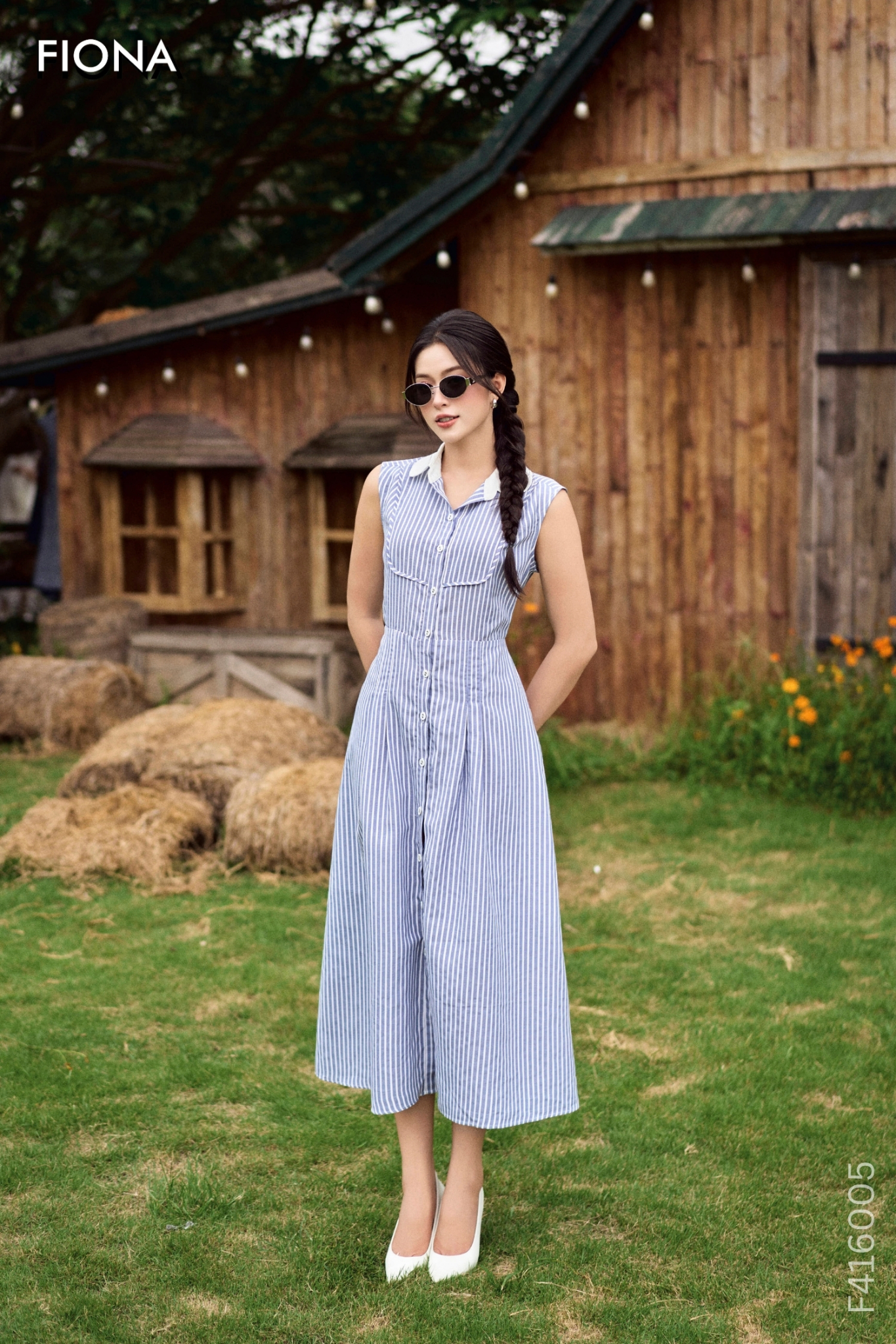 Đầm kẻ dáng xòe, cổ phối