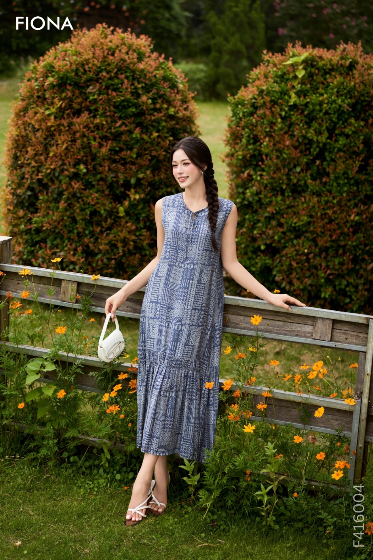 Đầm maxi dáng suông, cổ tròn mở V