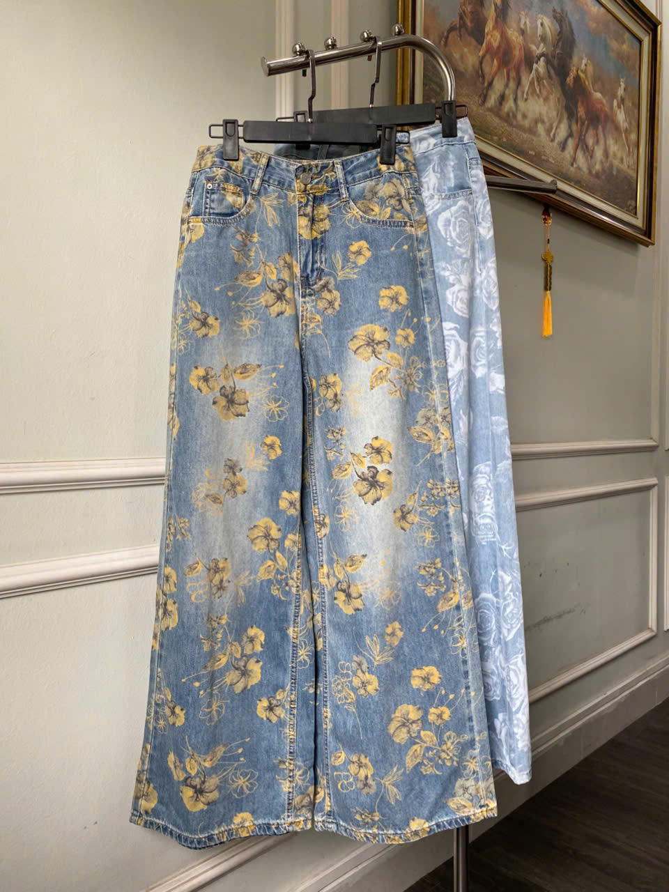 Quần Jeans hoa dáng suông