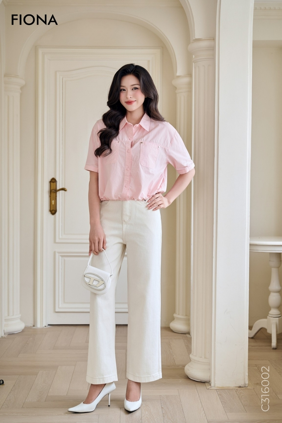 Quần bò dáng suông, thêu chỉ cạnh túi