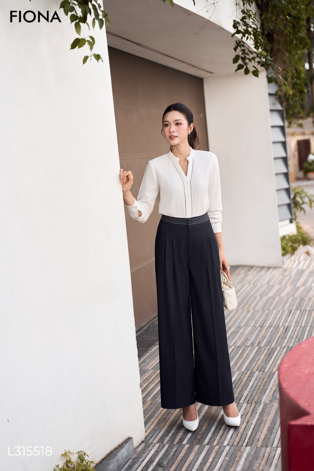 Quần dáng suông xếp ly, cạp may diễu chỉ