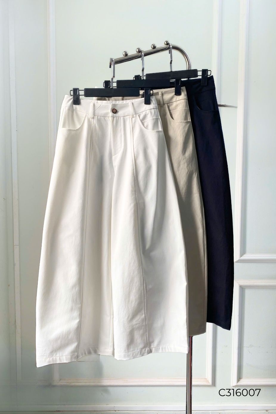 Quần kaki dáng nấm suông, bổ mảnh thân trước, kèm thăt lưng