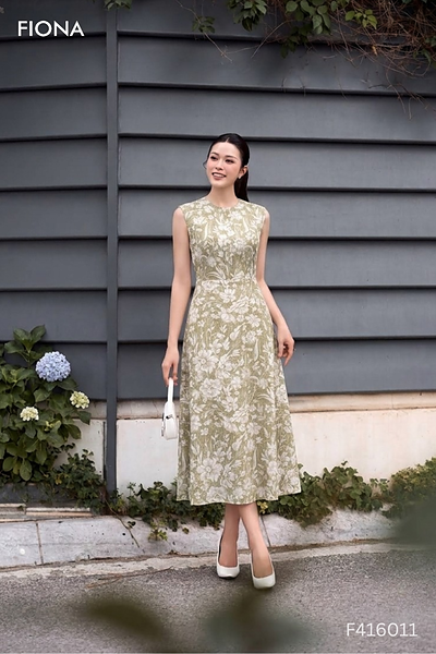 Đầm hoa tơ dáng xòe, thân trước xếp ly, cổ tròn