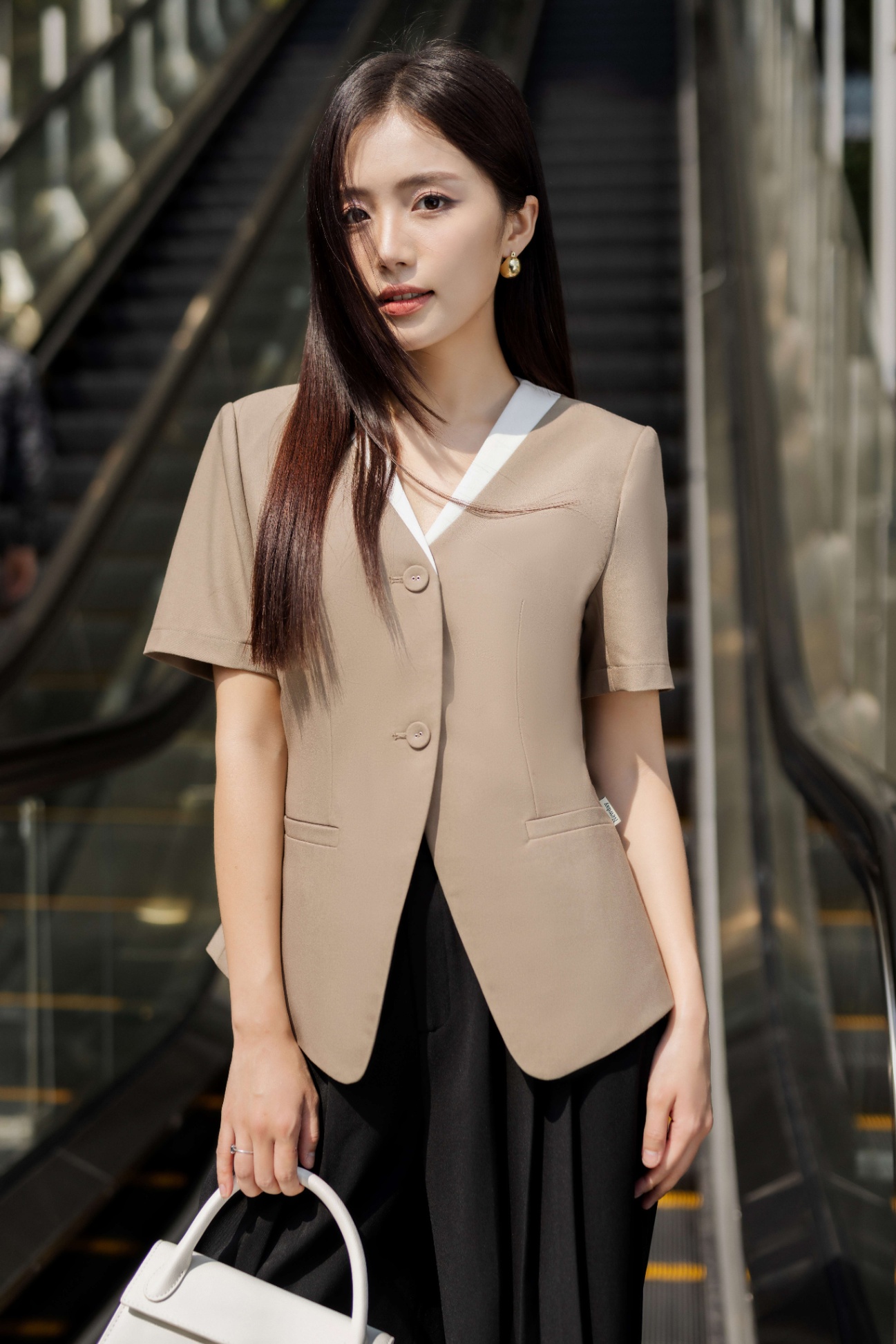 Bộ vest đồng phục công sở cho nữ màu đen cá tính với vạt chéo phối 3 khuy  họa tiết trắng
