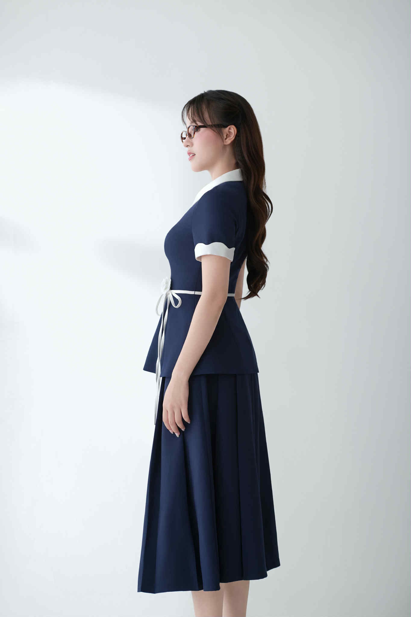 ÁO PHỐI TRẮNG CỔ RỜI KÈM DÂY HOA LIZZY