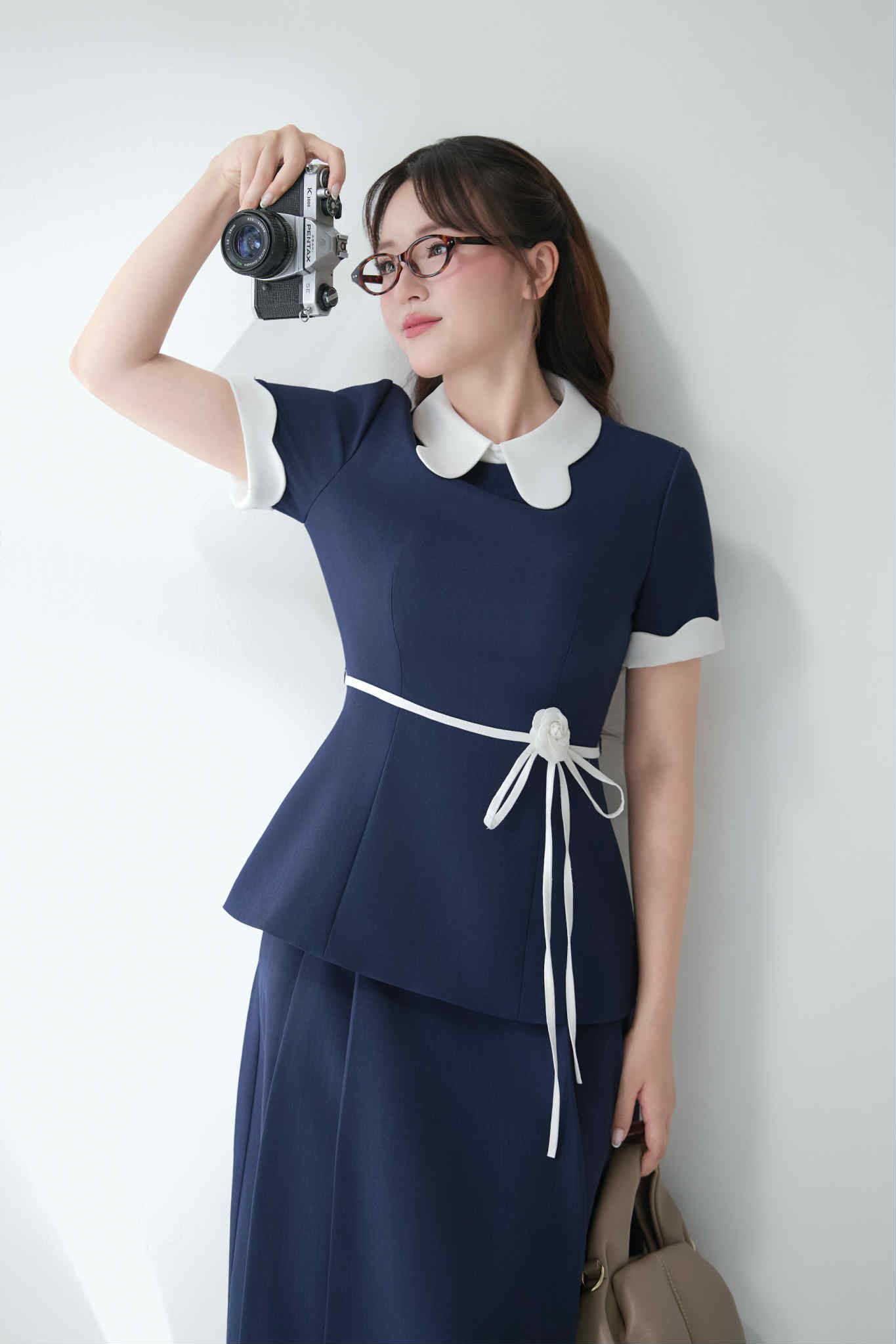 ÁO PHỐI TRẮNG CỔ RỜI KÈM DÂY HOA LIZZY