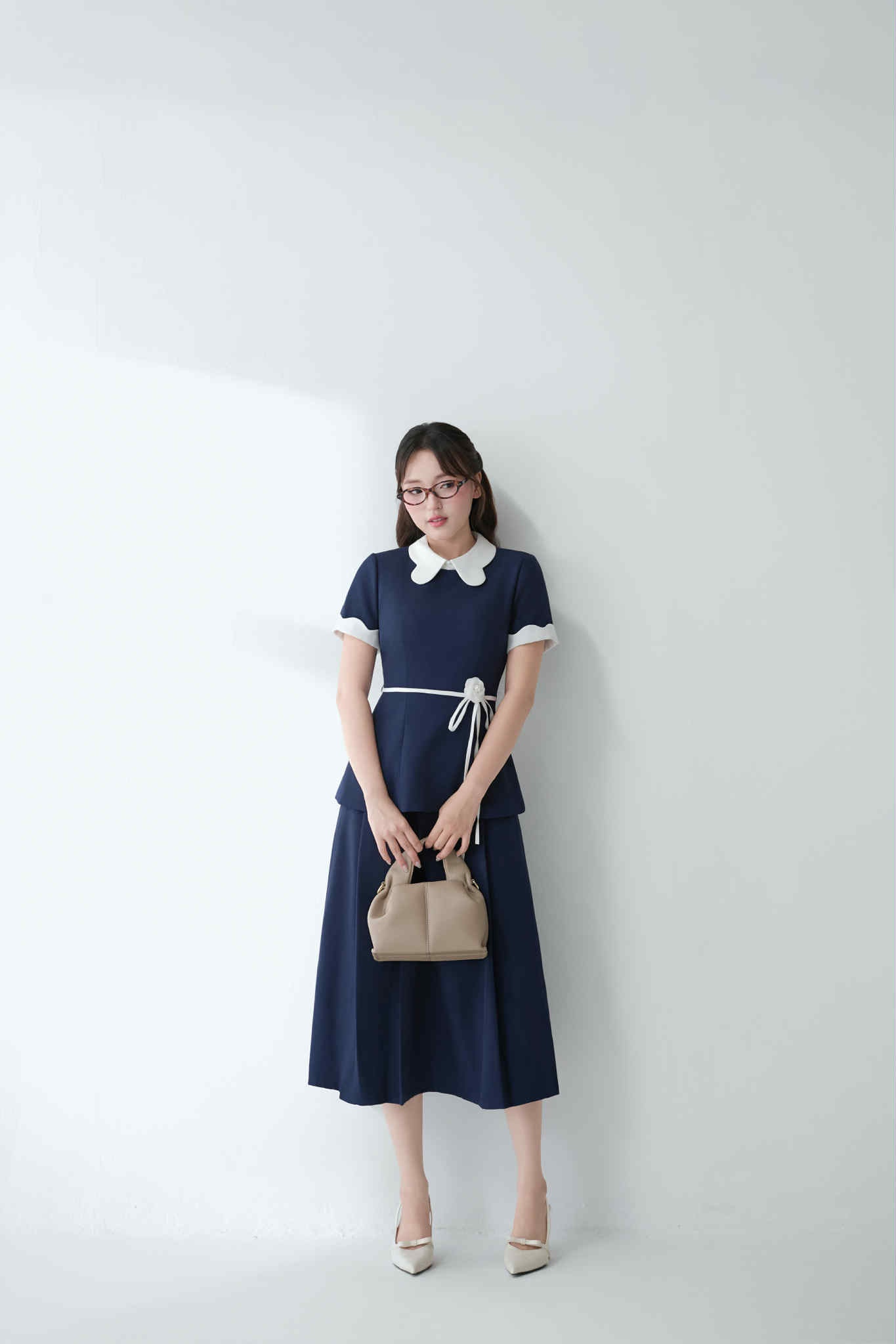 ÁO PHỐI TRẮNG CỔ RỜI KÈM DÂY HOA LIZZY