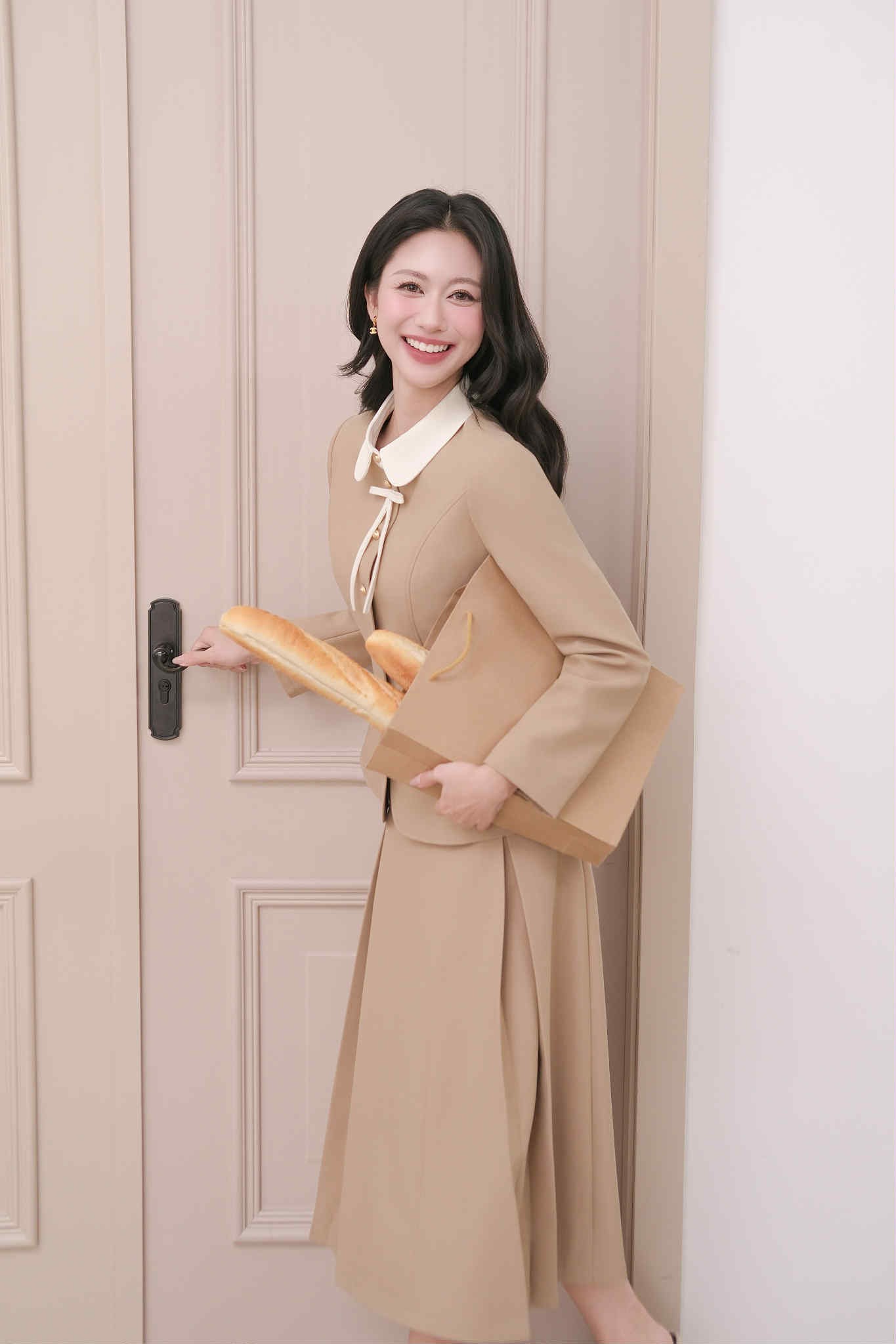 ÁO CHIẾT EO CỔ ĐỨC KÈM NƠ AGERA