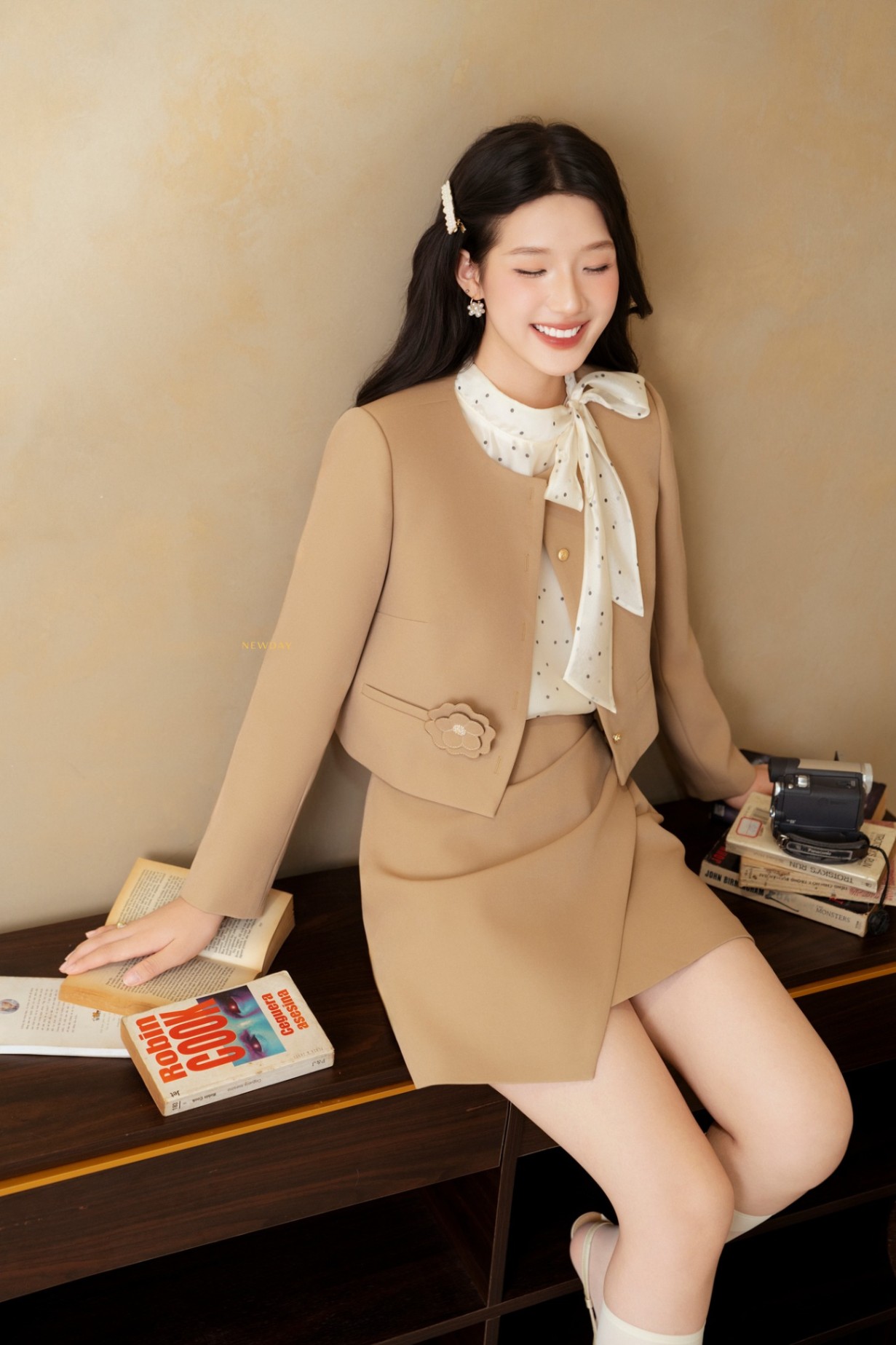 ÁO DÁNG LỬNG CỔ TRÒN KÈM HOA DEAN