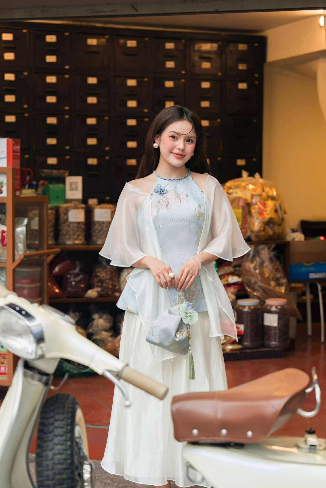 ÁO YẾM GẤM HOA KÈM KHĂN UYỂN THƯ