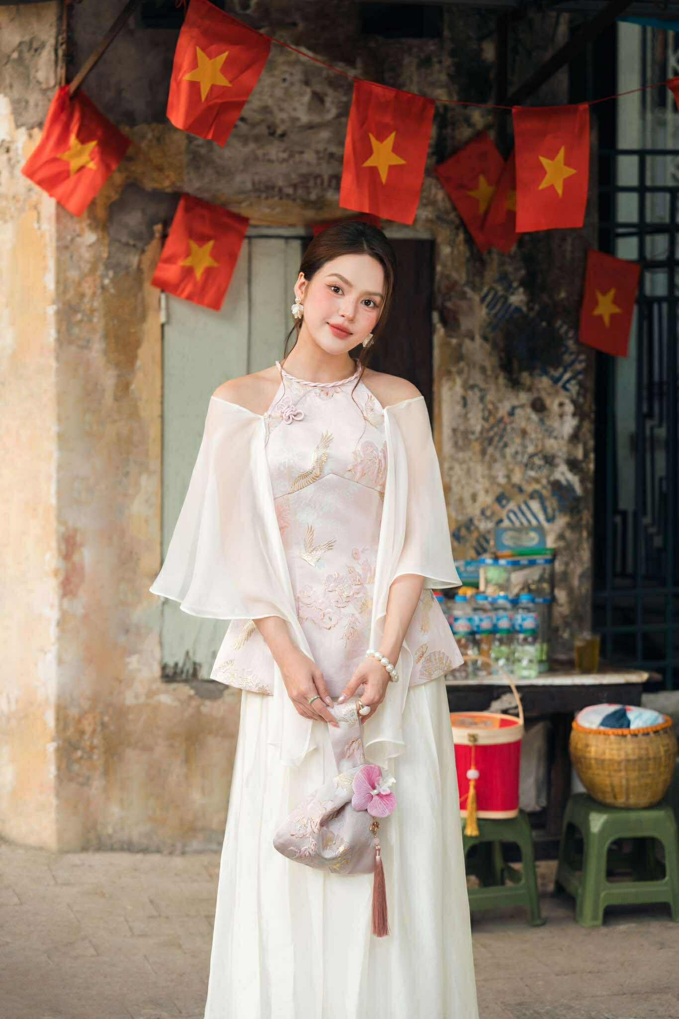 ÁO YẾM GẤM HOA KÈM KHĂN UYỂN THƯ