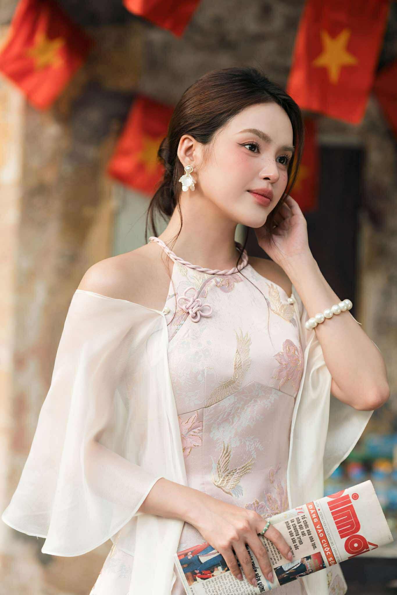 ÁO YẾM GẤM HOA KÈM KHĂN UYỂN THƯ