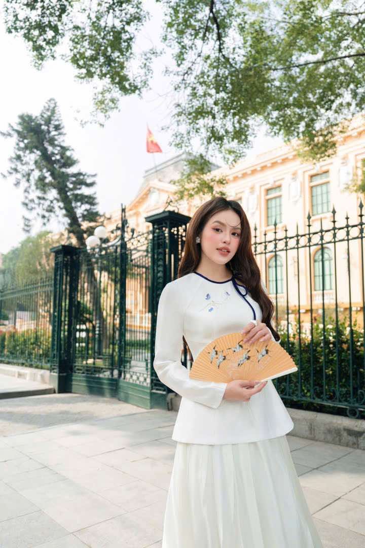 ÁO CÁCH TÂN THÊU BƯỚM ĐIỆP KHUÊ