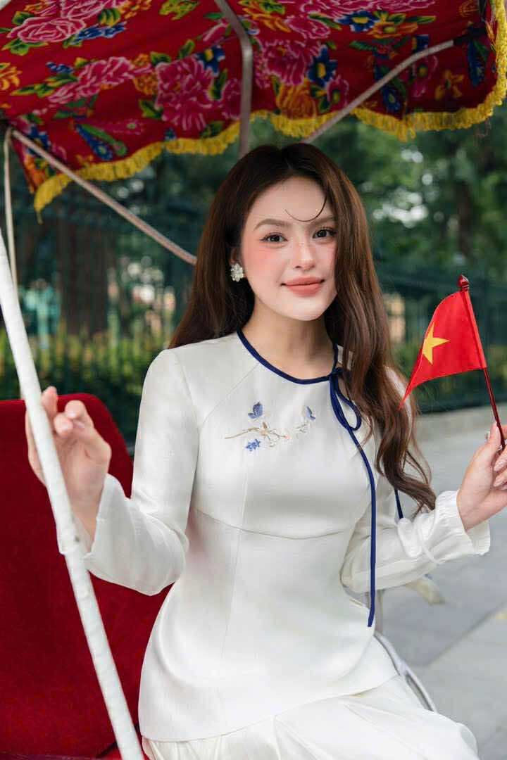 ÁO CÁCH TÂN THÊU BƯỚM ĐIỆP KHUÊ