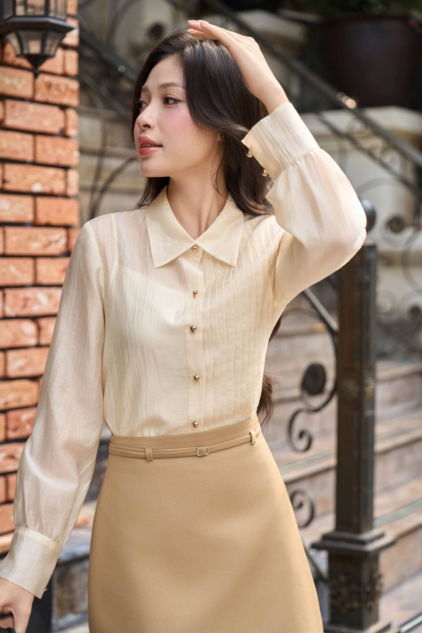 ÁO SƠ MI TAY DÀI PHỐI XẾP LY THÂN TRƯỚC COLIN