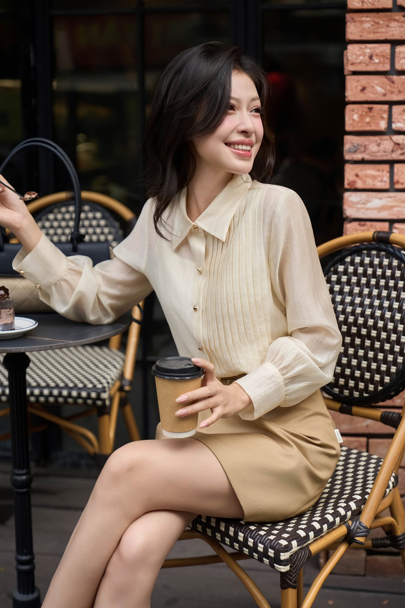 ÁO SƠ MI TAY DÀI PHỐI XẾP LY THÂN TRƯỚC COLIN