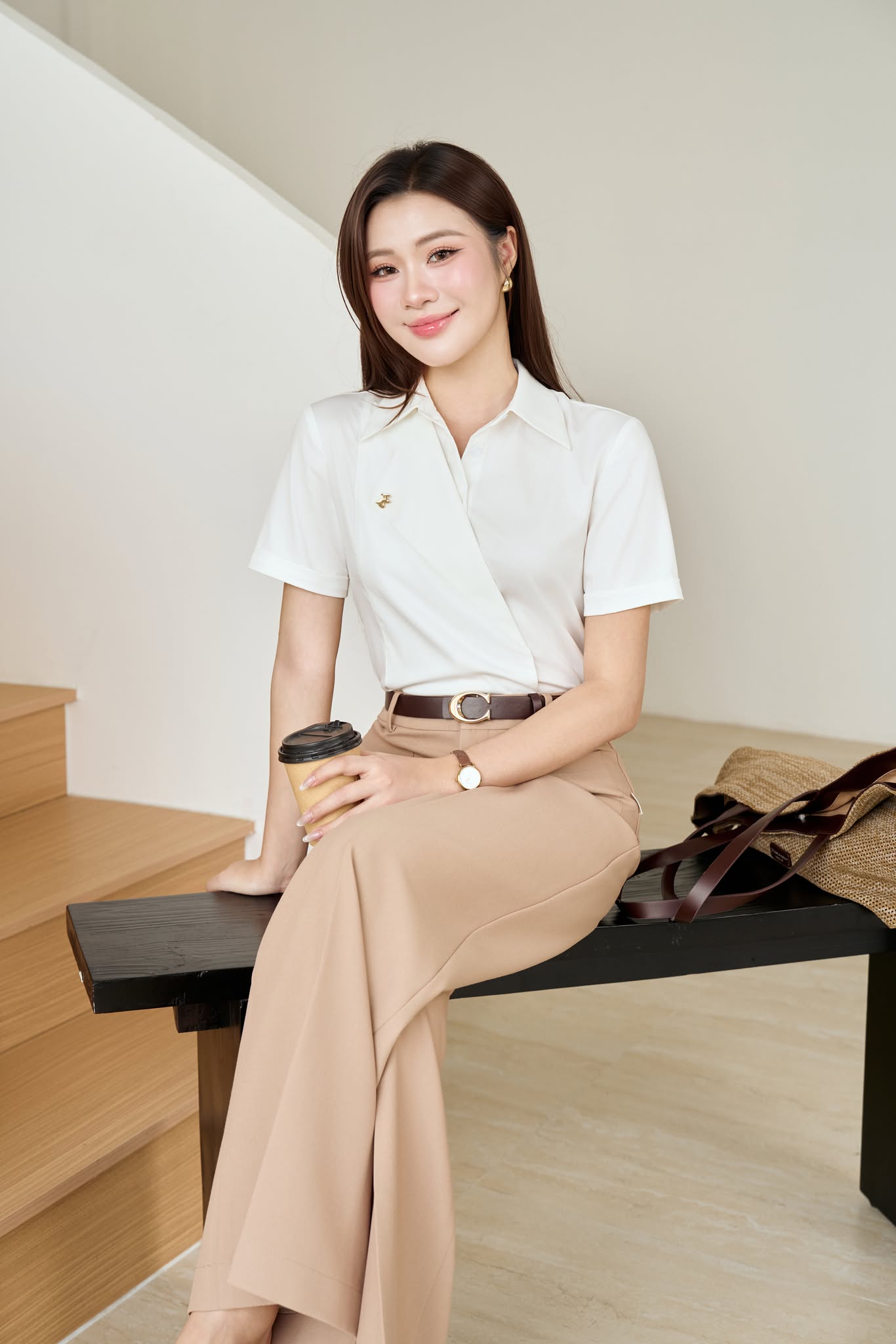 ÁO SƠ MI TAY NGẮN PHỐI CỔ VẠT CHÉO KÈM CHARM DESII