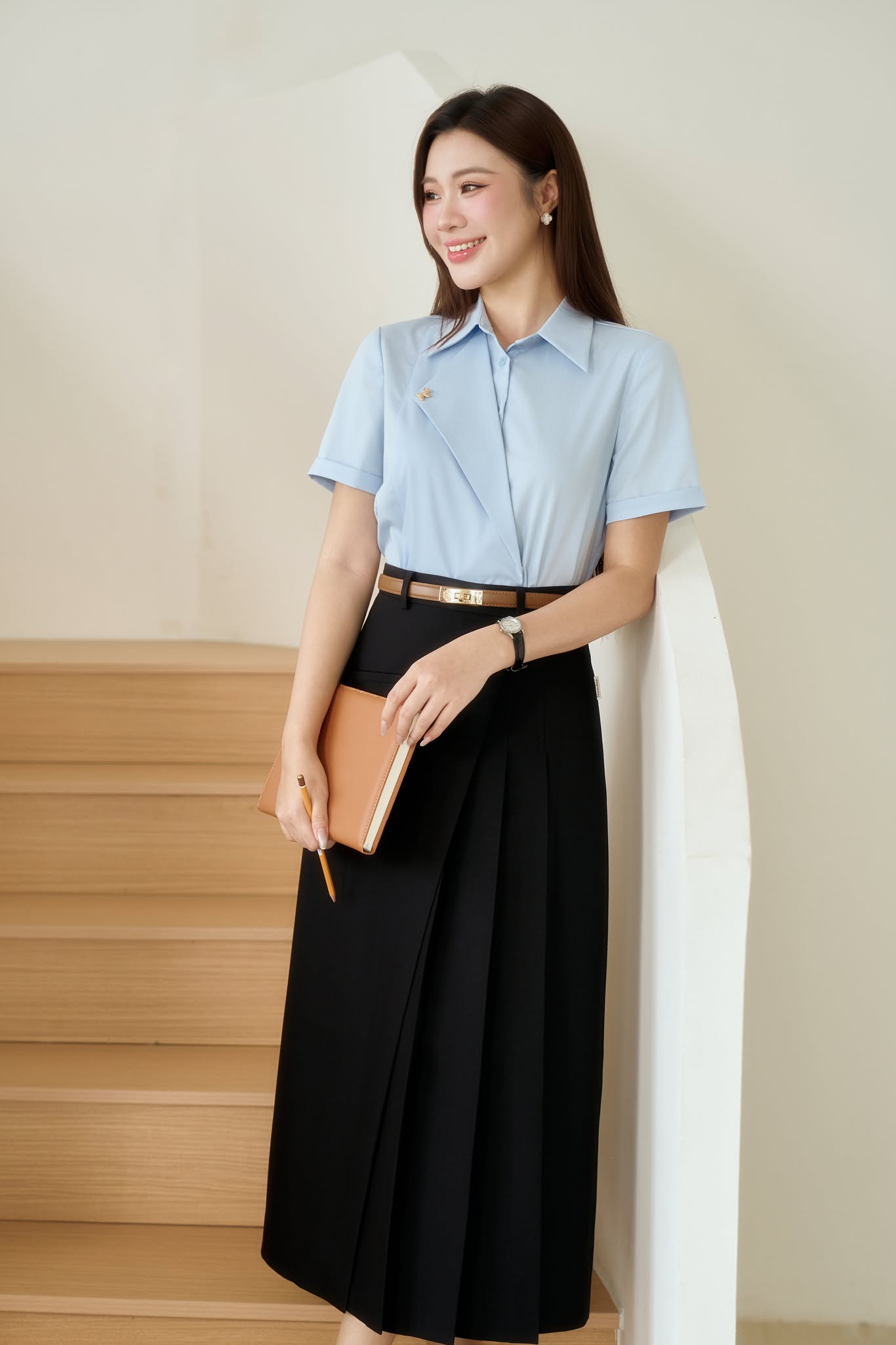 ÁO SƠ MI TAY NGẮN PHỐI CỔ VẠT CHÉO KÈM CHARM DESII
