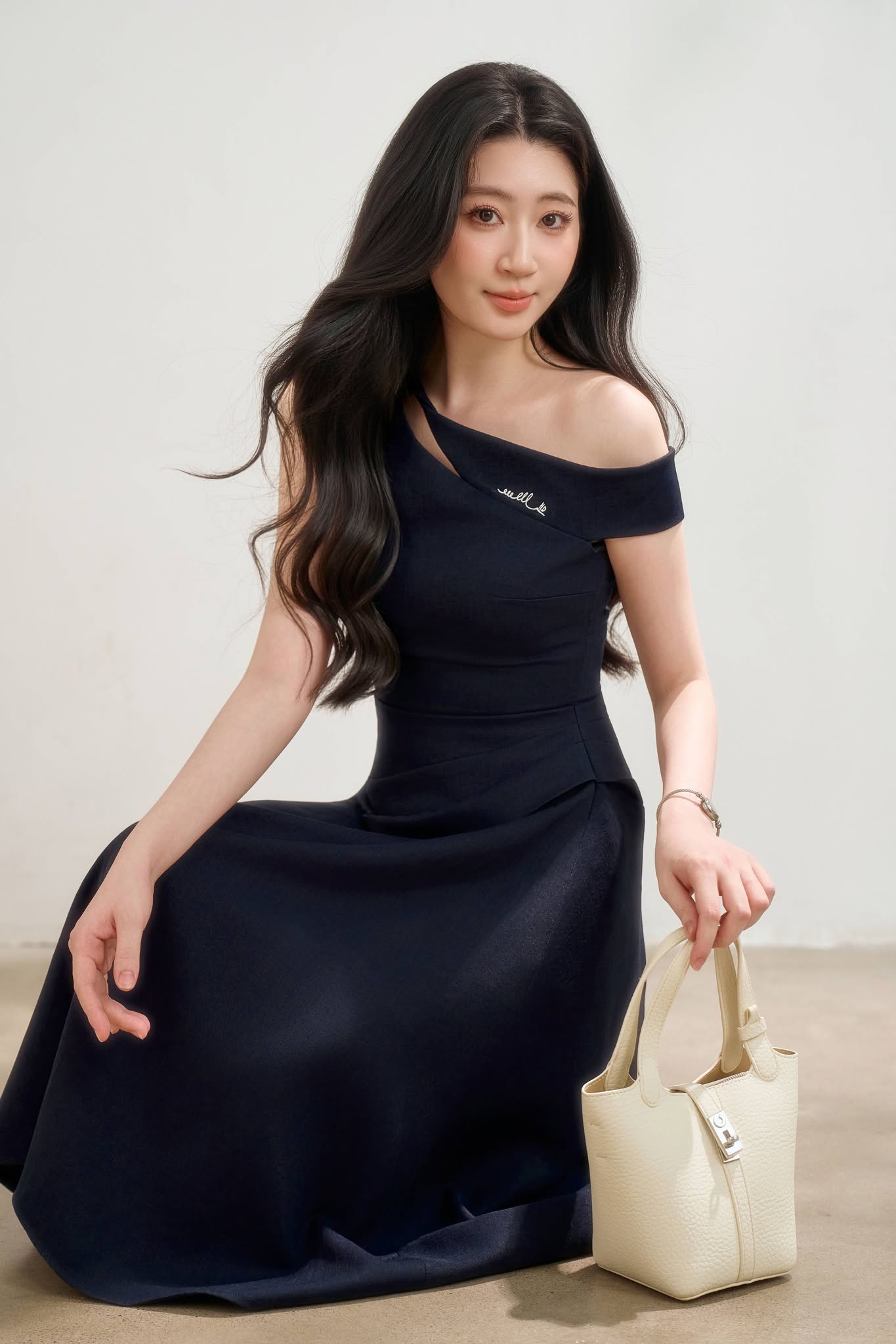 ĐẦM LỆCH VAI XẾP LY BÊN SƯỜN DEMI