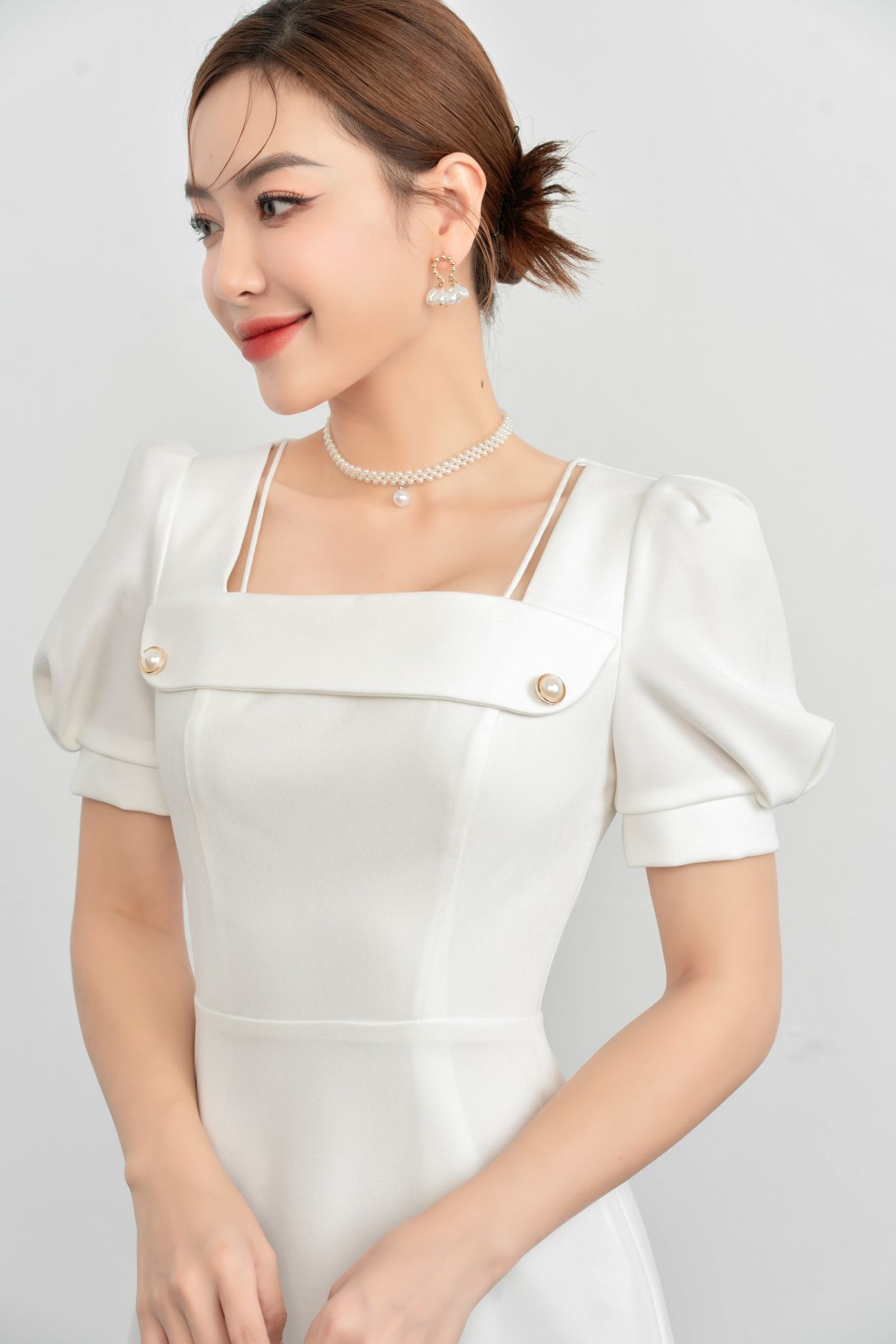 SHE - Đầm trắng cổ vuông