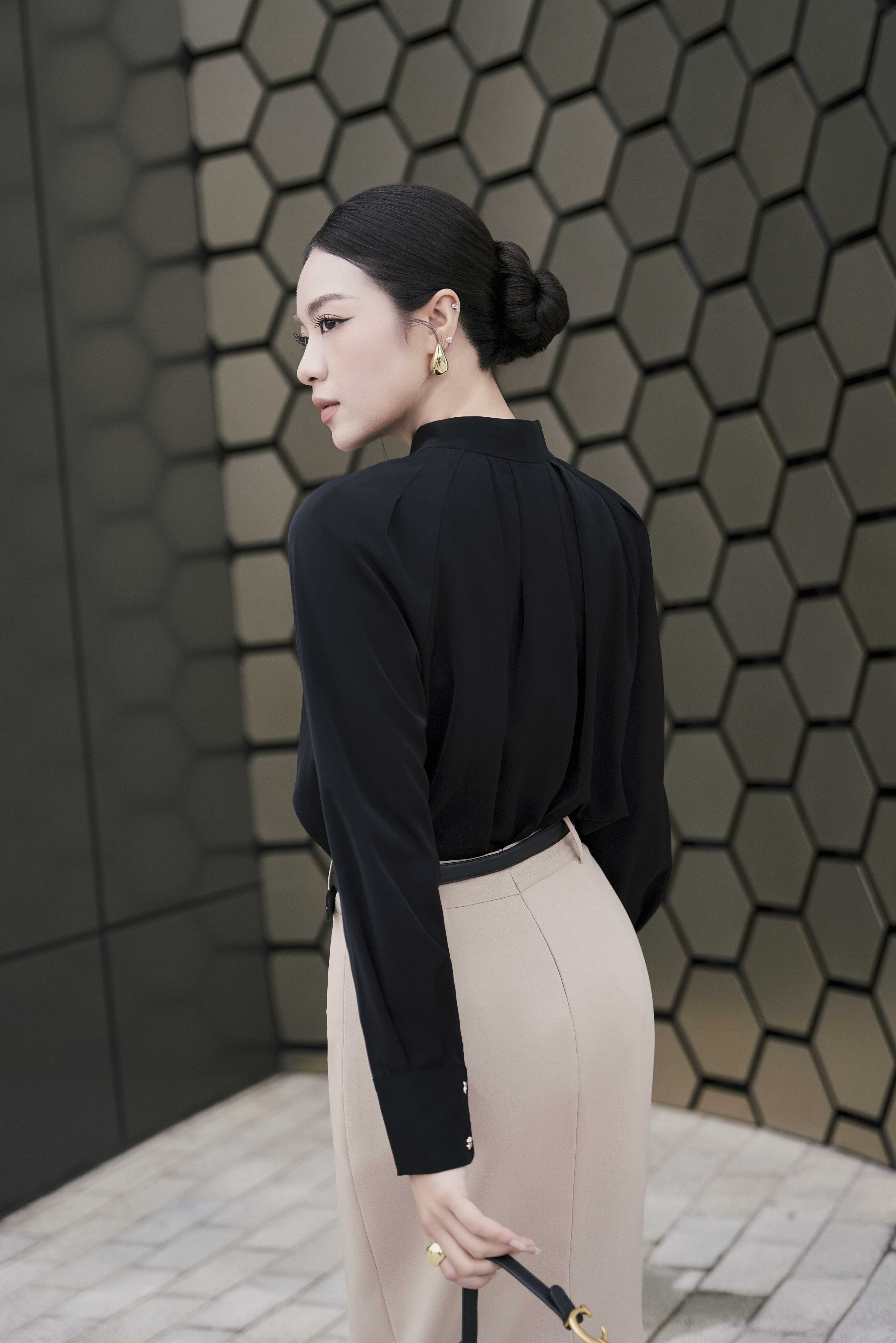 ÁO SƠ MI CỔ ĐỨC CAN CẦU NGỰC NHÚN XÒE