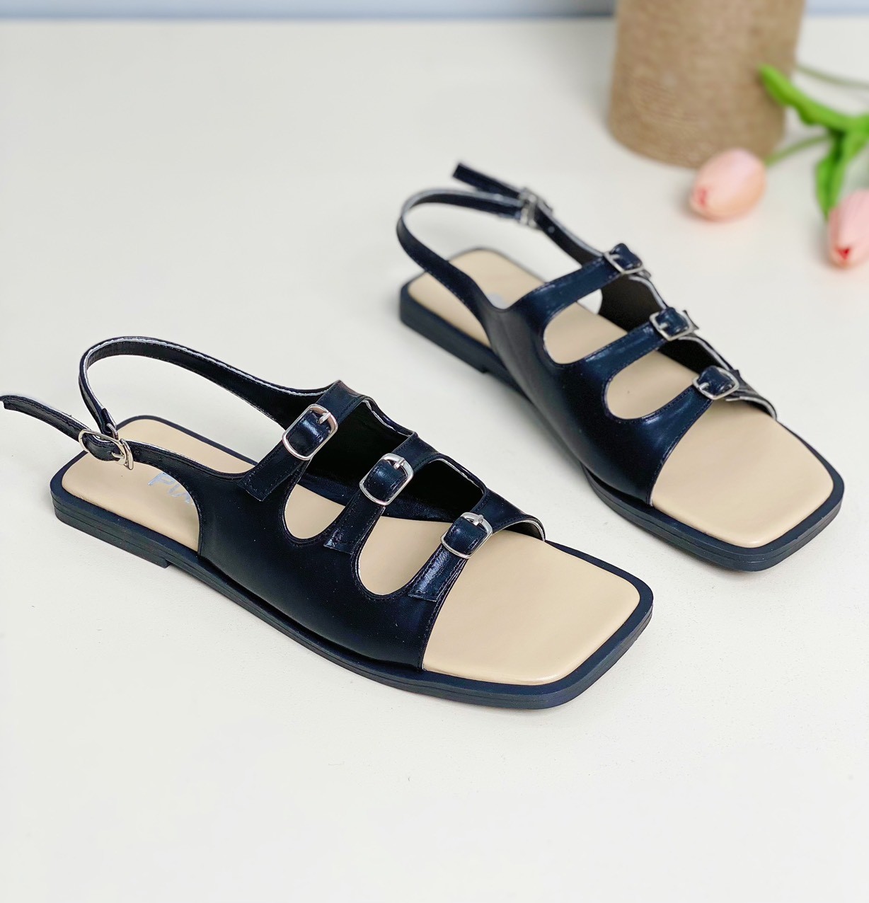 Giày Sandal Bệt Nữ Mũi Vuông Ba Quai Ngang Gắn Khoá H325