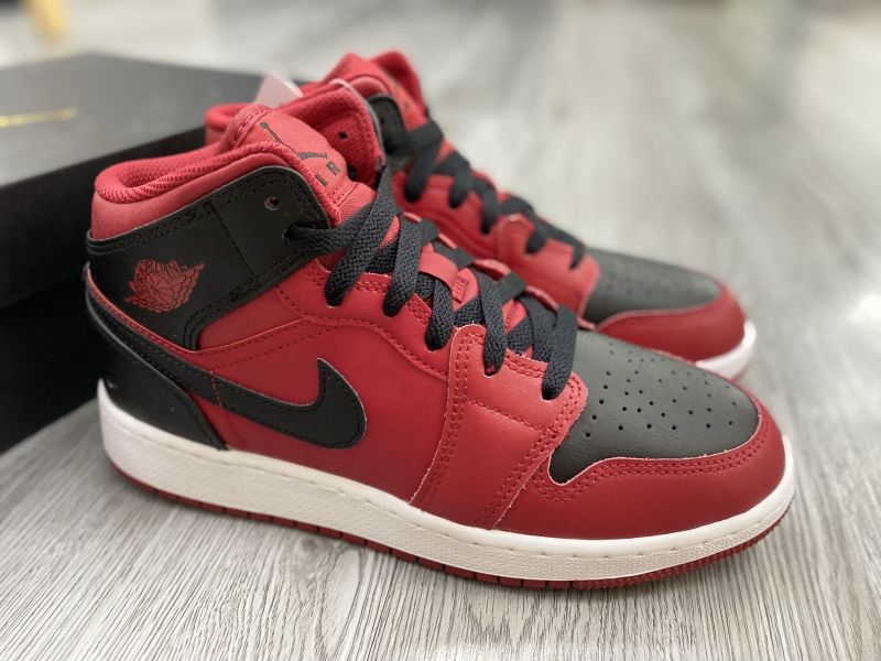 Giày bóng rổ chính hãng Air Jordan 1 Mid Reverse Bred (2021) (GS)/ 554725-660/ Michael Jordan