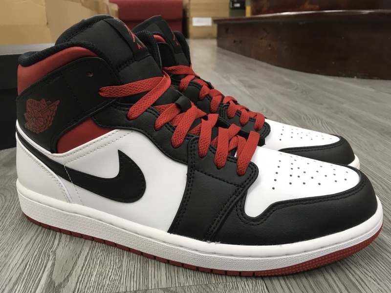 Giày thể thao chính hãng Nike Air Jordan 1 Mid 'Gym Red Black Toe' DQ8426-106/ Michael Jordan