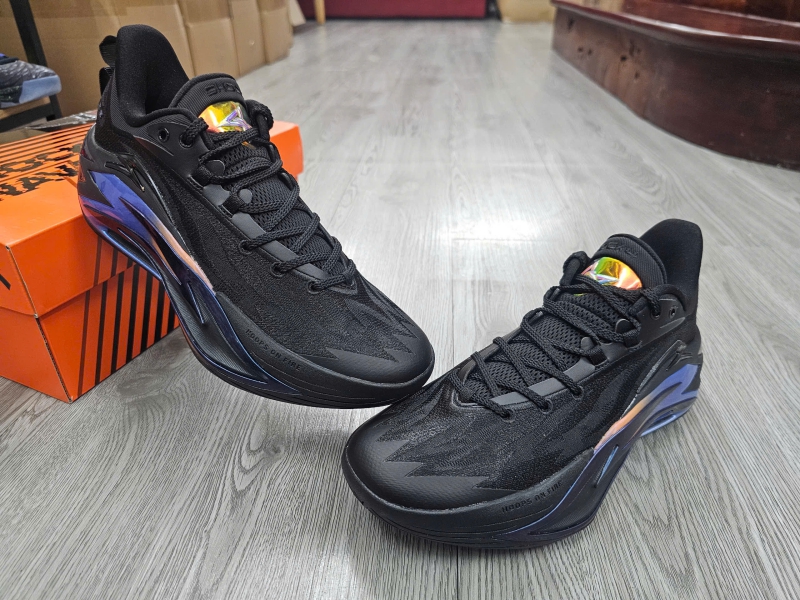 Giay-bong-ro-chinh-hang-Anta-Shock-Wave-7-Dark-Matter-112531126-3-Kyrie-Irving-5.jpg?v=1773405679