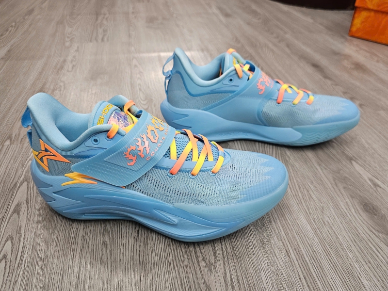 Giay-bong-ro-chinh-hang-Anta-Shock-Wave-7-PRO-Blue-112621111-2-Kyrie-Irving-1.jpg?v=1781776505