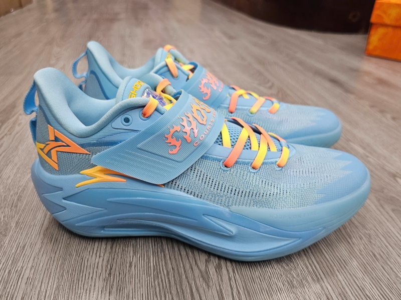 Giay-bong-ro-chinh-hang-Anta-Shock-Wave-7-PRO-Blue-112621111-2-Kyrie-Irving-10.jpg?v=1781776544
