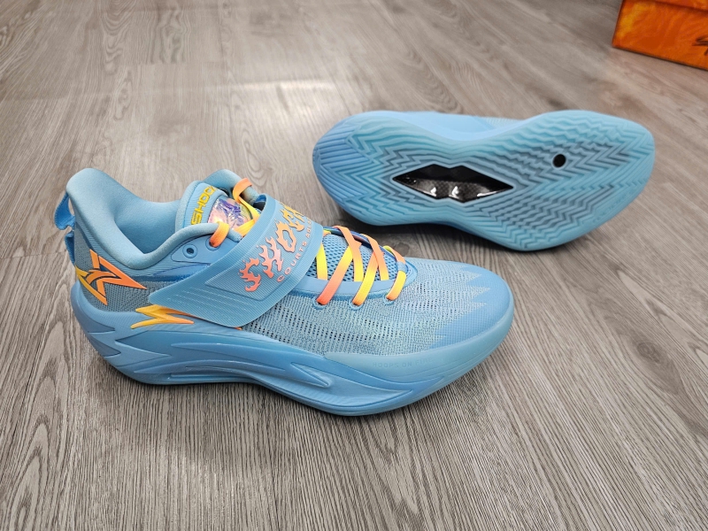 Giay-bong-ro-chinh-hang-Anta-Shock-Wave-7-PRO-Blue-112621111-2-Kyrie-Irving-11.jpg?v=1781776548