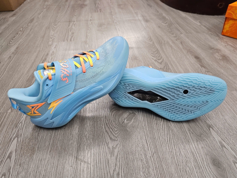 Giay-bong-ro-chinh-hang-Anta-Shock-Wave-7-PRO-Blue-112621111-2-Kyrie-Irving-2.jpg?v=1781776509
