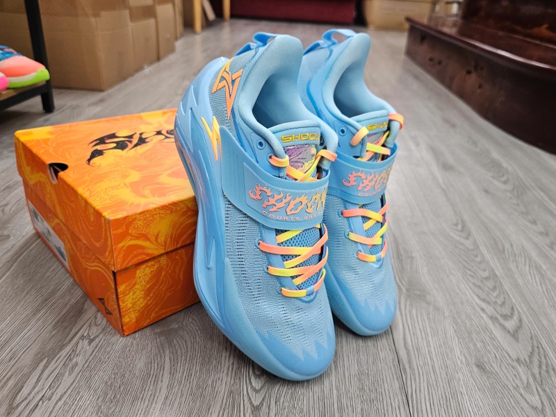 Giay-bong-ro-chinh-hang-Anta-Shock-Wave-7-PRO-Blue-112621111-2-Kyrie-Irving-4.jpg?v=1781776516