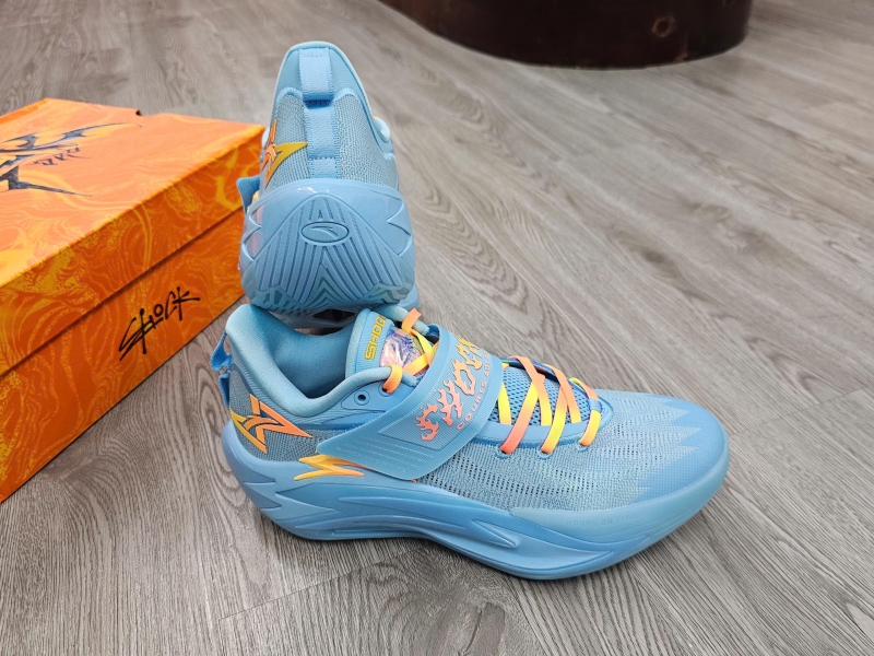 Giay-bong-ro-chinh-hang-Anta-Shock-Wave-7-PRO-Blue-112621111-2-Kyrie-Irving-6.jpg?v=1781776523