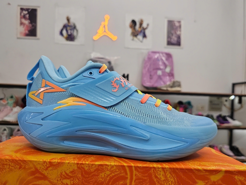 Giay-bong-ro-chinh-hang-Anta-Shock-Wave-7-PRO-Blue-112621111-2-Kyrie-Irving-9.jpg?v=1781776540