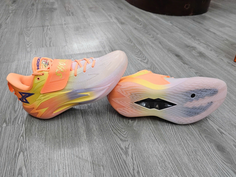 Giay-bong-ro-chinh-hang-Anta-Shock-Wave-7-PRO-Gold-112611111S-4-Kyrie-Irving-2.jpg?v=1781777457