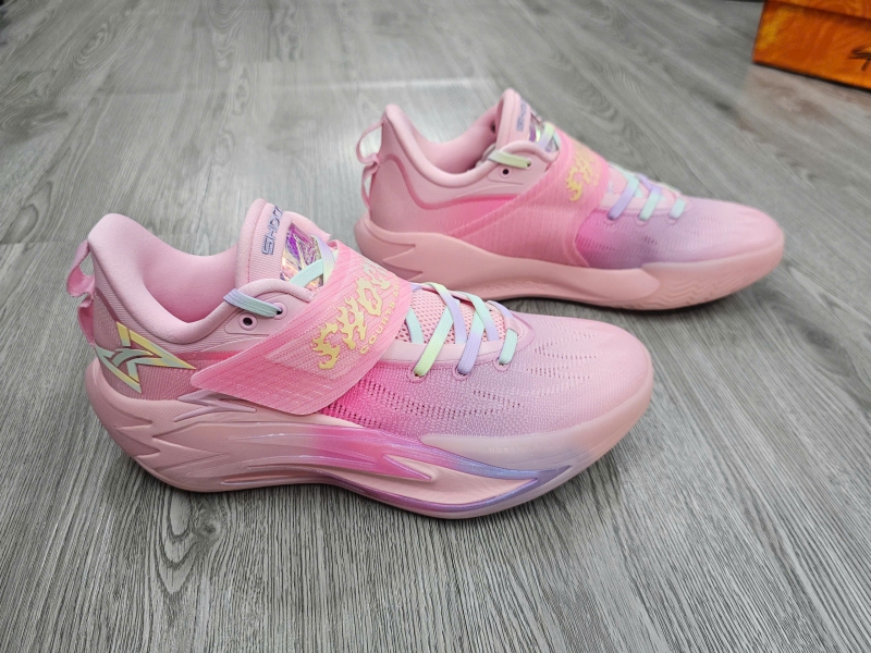 Giay-bong-ro-chinh-hang-Anta-Shock-Wave-7-PRO-Pink-112621111-4-Kyrie-Irving-1.jpg?v=1781777707