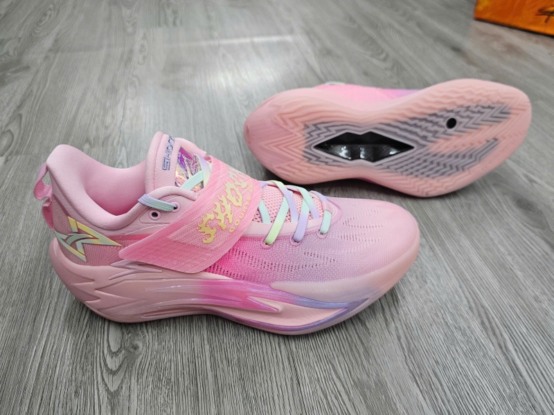 Giay-bong-ro-chinh-hang-Anta-Shock-Wave-7-PRO-Pink-112621111-4-Kyrie-Irving-2.jpg?v=1781777711