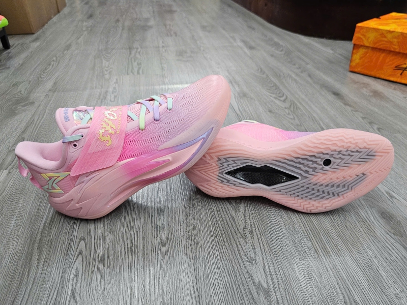 Giay-bong-ro-chinh-hang-Anta-Shock-Wave-7-PRO-Pink-112621111-4-Kyrie-Irving-3.jpg?v=1781777716