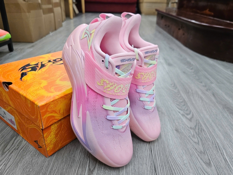 Giay-bong-ro-chinh-hang-Anta-Shock-Wave-7-PRO-Pink-112621111-4-Kyrie-Irving-4.jpg?v=1781777721