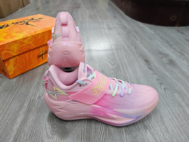 Giay-bong-ro-chinh-hang-Anta-Shock-Wave-7-PRO-Pink-112621111-4-Kyrie-Irving-6.jpg?v=1781777729