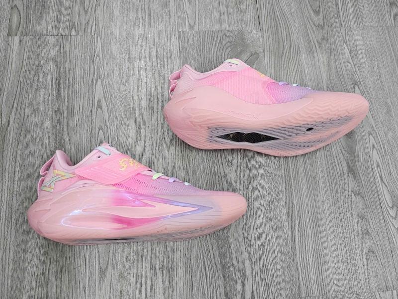Giay-bong-ro-chinh-hang-Anta-Shock-Wave-7-PRO-Pink-112621111-4-Kyrie-Irving-7.jpg?v=1781777733