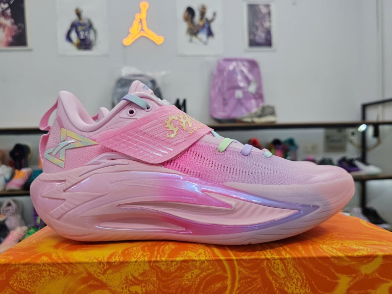 Giay-bong-ro-chinh-hang-Anta-Shock-Wave-7-PRO-Pink-112621111-4-Kyrie-Irving-9.jpg?v=1781777742