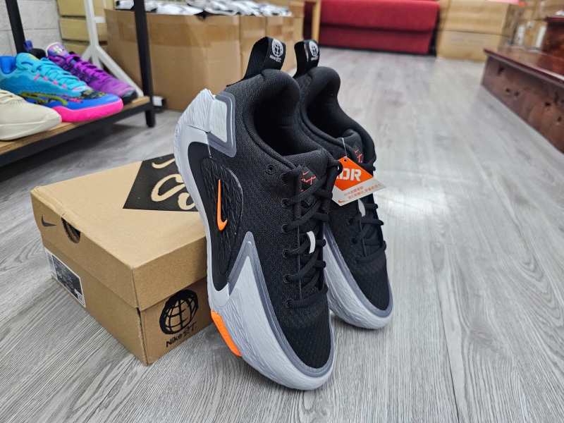 Giay-bong-ro-chinh-hang-Nike-ST-Glow-Black-Wolf-Grey-Total-Orange-II2284-005-5.jpg?v=1773058747