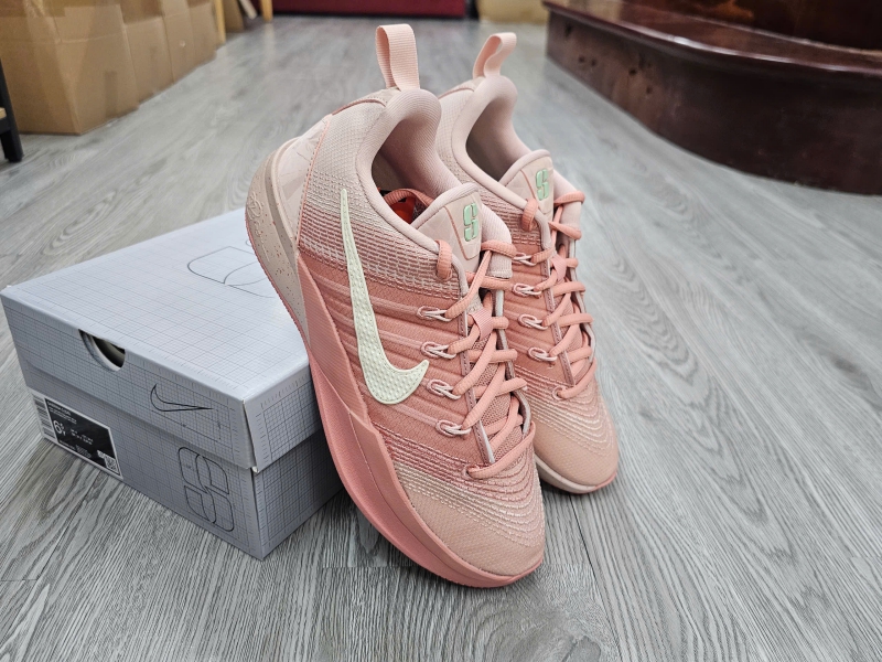 Giay-bong-ro-chinh-hang-Nike-Sabrina-3-Pink-Oxford-GS-IB3088-600-Sabrina-Ionescu-4.jpg?v=1778244792