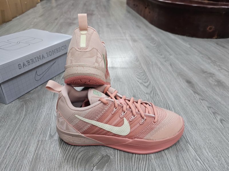 Giay-bong-ro-chinh-hang-Nike-Sabrina-3-Pink-Oxford-GS-IB3088-600-Sabrina-Ionescu-6.jpg?v=1778244802
